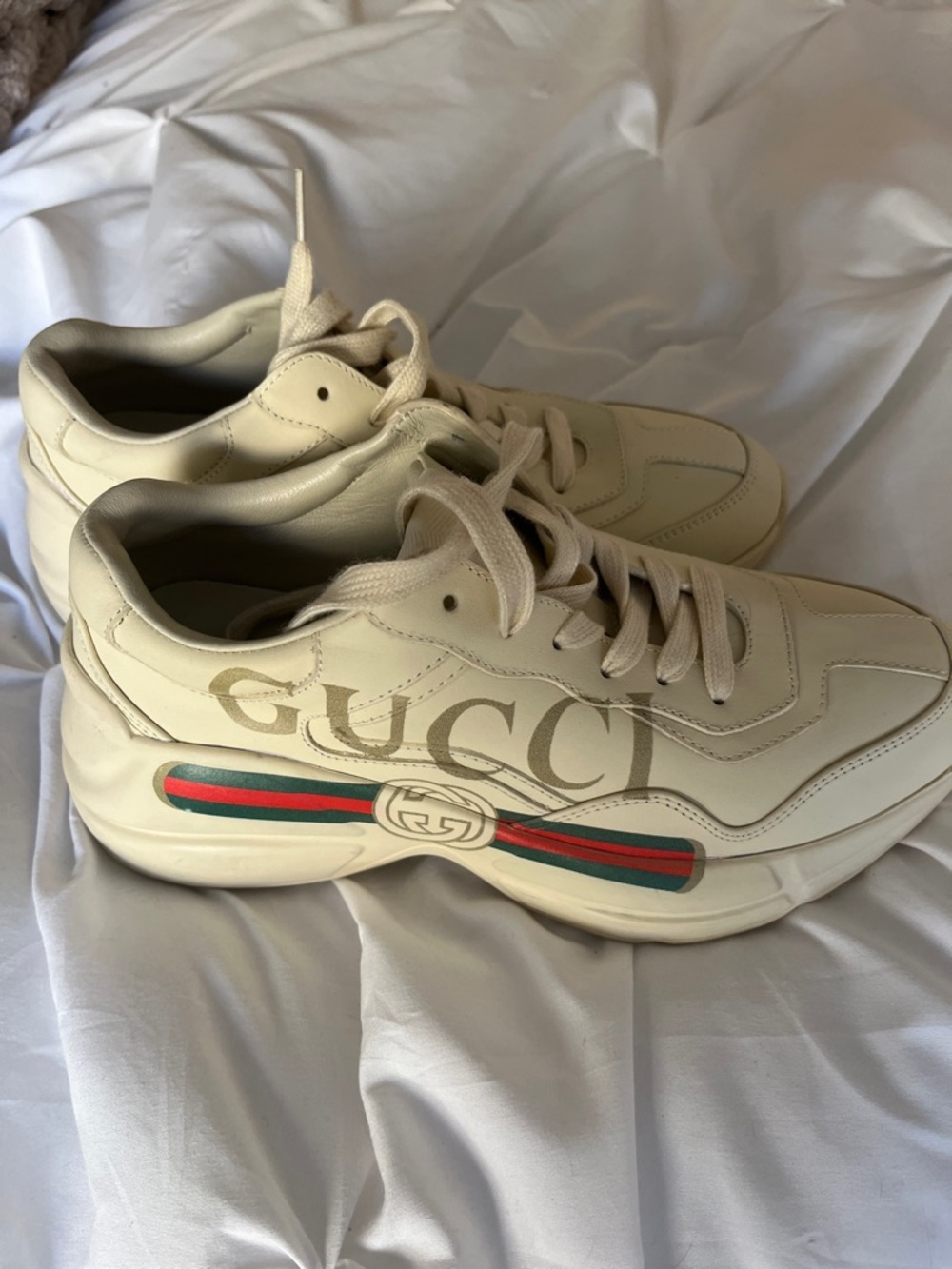Gucci cream leather sneakers with green and red web